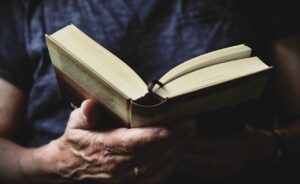 連休に静かな図書館カフェで過ごすおすすめの過ごし方は？