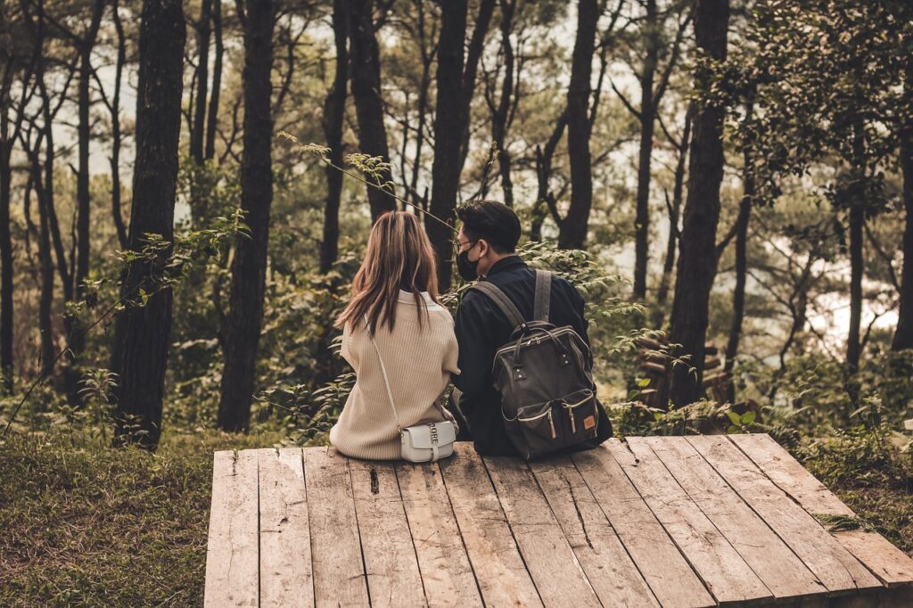 連休に混雑しないカップル向けの旅行プランは？