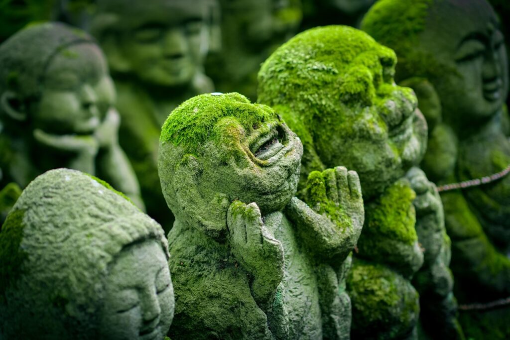 連休に訪れたい穴場スポットの静かな寺や神社は？