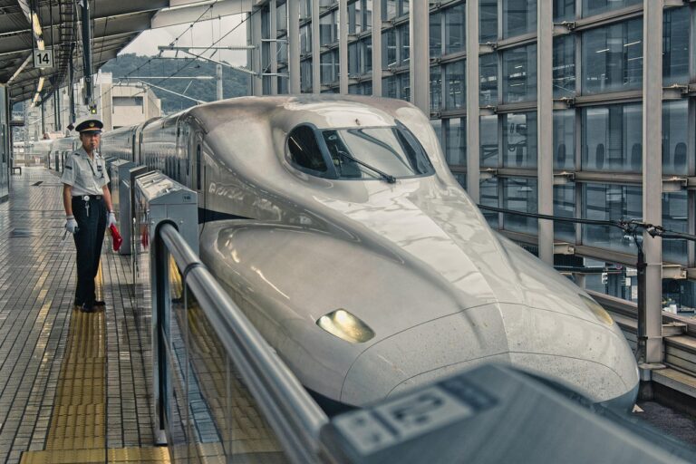 連休の新幹線混雑を避ける旅行のコツは？